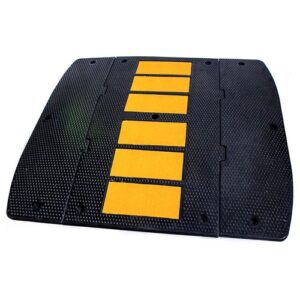 Productos Propios reductor de velocidad fabricado de hule reciclado de alta resistencia,color negro con cintas amarillas reflejantes