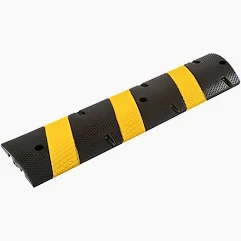 Productos Propios reductor de velocidad chico fabricado de hule reciclado de alta resistencia, color negro con cintas amarillas reflejantes